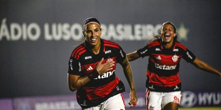 Flamengo derrota Vitória e fica perto de líderes no BR