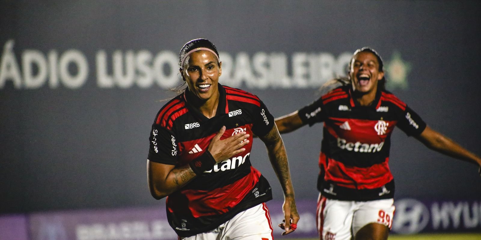 Flamengo derrota Vitória e fica perto de líderes no BR