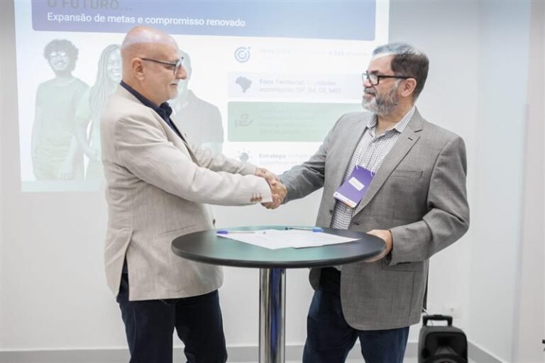 Suzano renova parceria com a Rede Cidadã e amplia acesso a trabalho e renda 2 Assinatura da parceria_Rede Cidadã