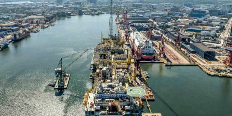 Reservas provadas de petróleo no Brasil crescem 3,84% em 2025 2 plataforma_da_petrobras_que_reforcara_o_pre-sal_deixa_singapura03.jpg