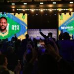 Neymar não treina em apresentação e preocupa a duas semanas