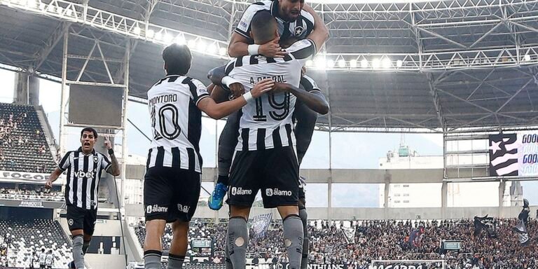 Botafogo vence Corinthians pelo Brasileirão com três de Arthur Cabral