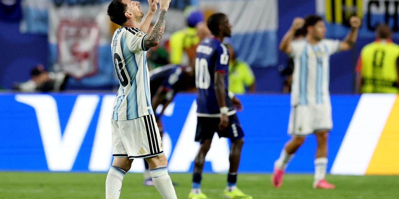 Argentina passa sufoco, mas encerra "conto de fadas" de Cabo