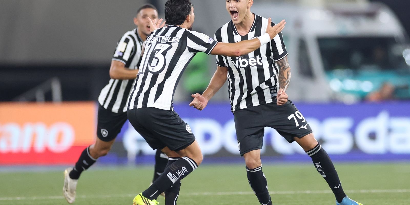 Com gol no último lance, Botafogo bate Santos na volta