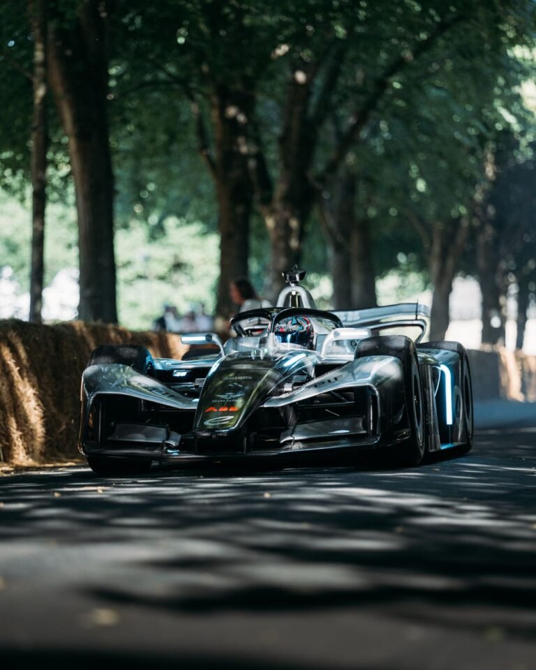 - Imagem: GEN4 percorre colina de Goodwood  - Crédito: Fórmula E/Divulgação
