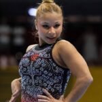 Flávia Saraiva fatura ouro na trave e no solo no