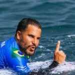 WSL: Ítalo Ferreira domina tubos em Teahupo’o e avança às