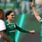 Palmeiras goleia Vasco e volta a abrir frente no Brasileirão: