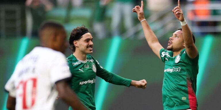 Palmeiras goleia Vasco e volta a abrir frente no Brasileirão:
