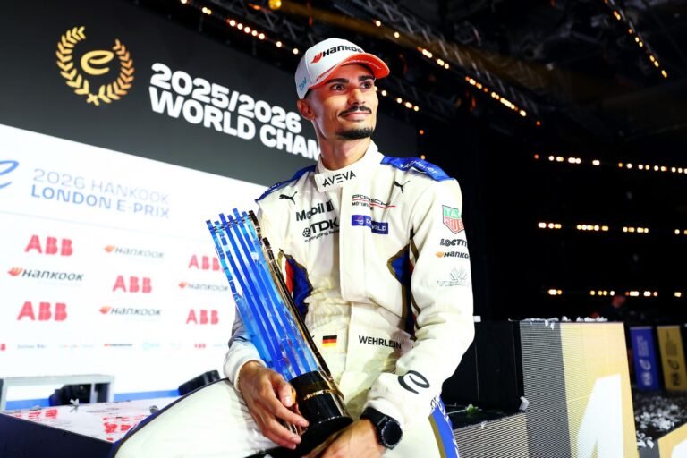 Pascal Wehrlein celebra título daTemporada 2025/26 da Fórmula E Créditos: Sam Bagnall/LAT Images/Fórmula E/Divulgação