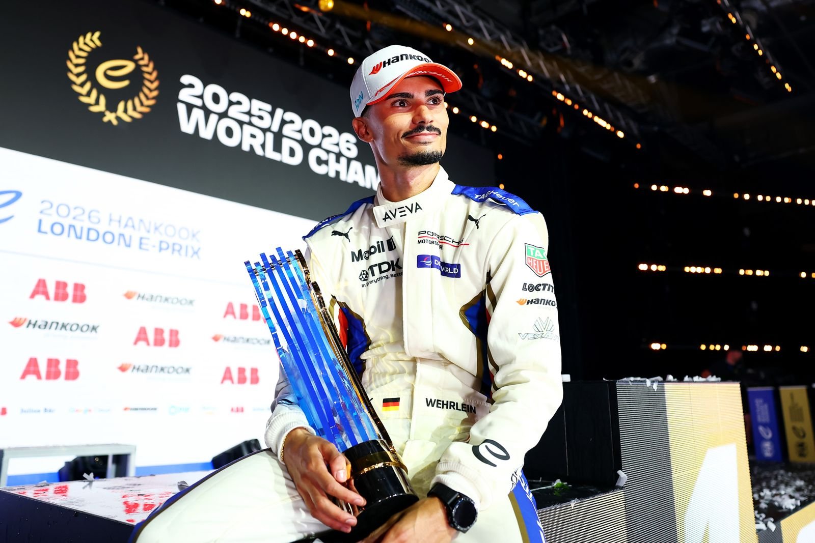 Pascal Wehrlein celebra título daTemporada 2025/26 da Fórmula E Créditos: Sam Bagnall/LAT Images/Fórmula E/Divulgação