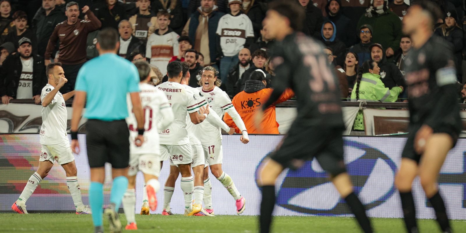 Fluminense leva susto, mas é 1º classificado à semi da