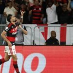 Flamengo vence e fica a um ponto do Palmeiras, líder