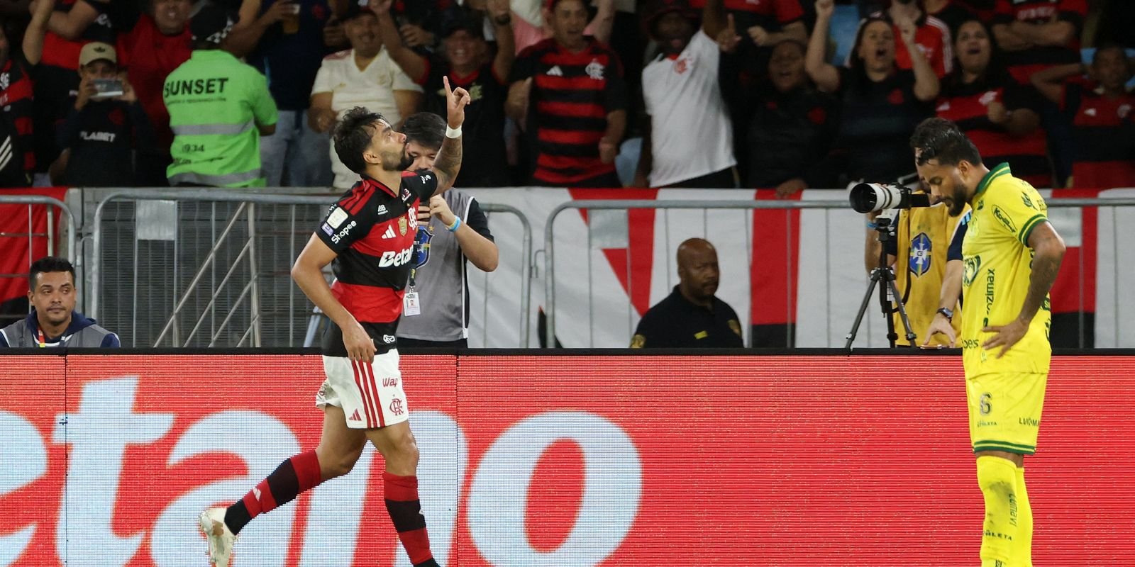 Flamengo vence e fica a um ponto do Palmeiras, líder