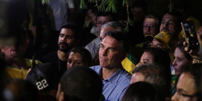 Flávio Bolsonaro impõe condições para a liberação de sigilos