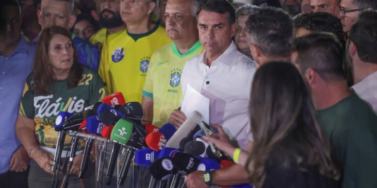 Moraes manda Flávio entregar passaporte e o proíbe de deixar