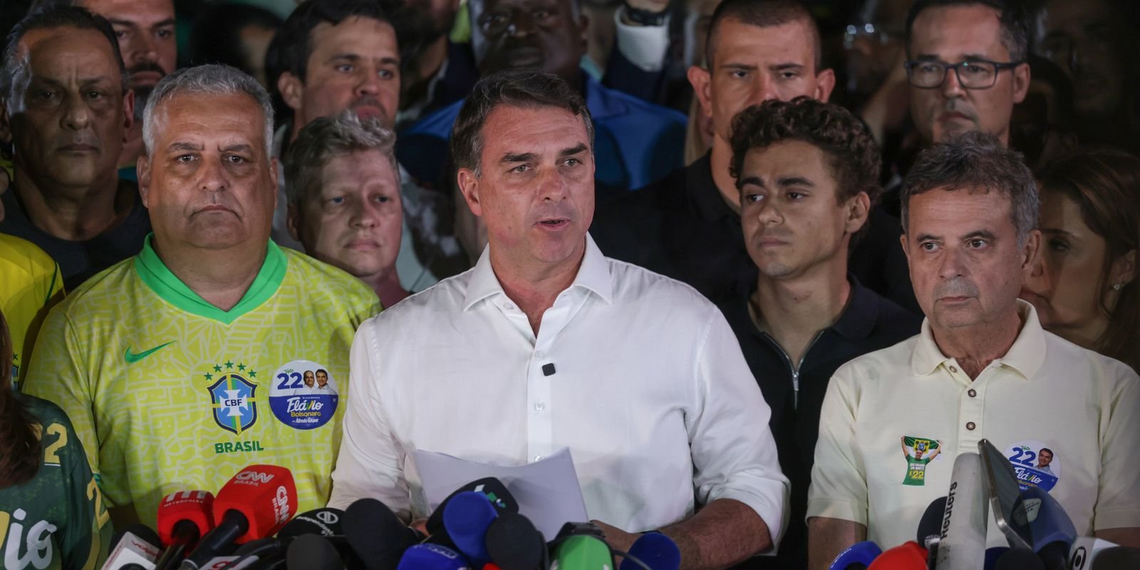 Flávio Bolsonaro contesta vitória de Lula na eleição e vai