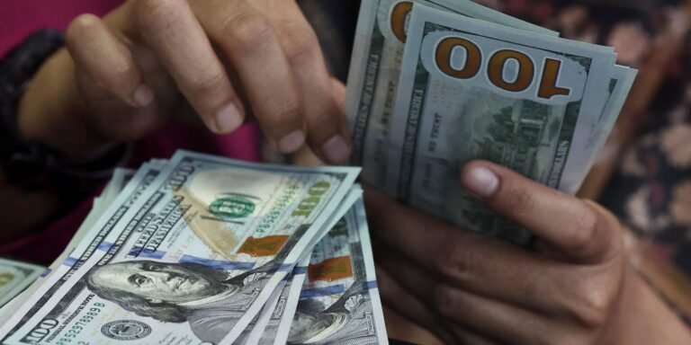 Dólar fecha abaixo de R$ 5 e registra queda semanal