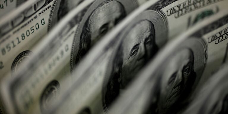 Ibovespa recua 2,68% e dólar fecha em leve baixa a