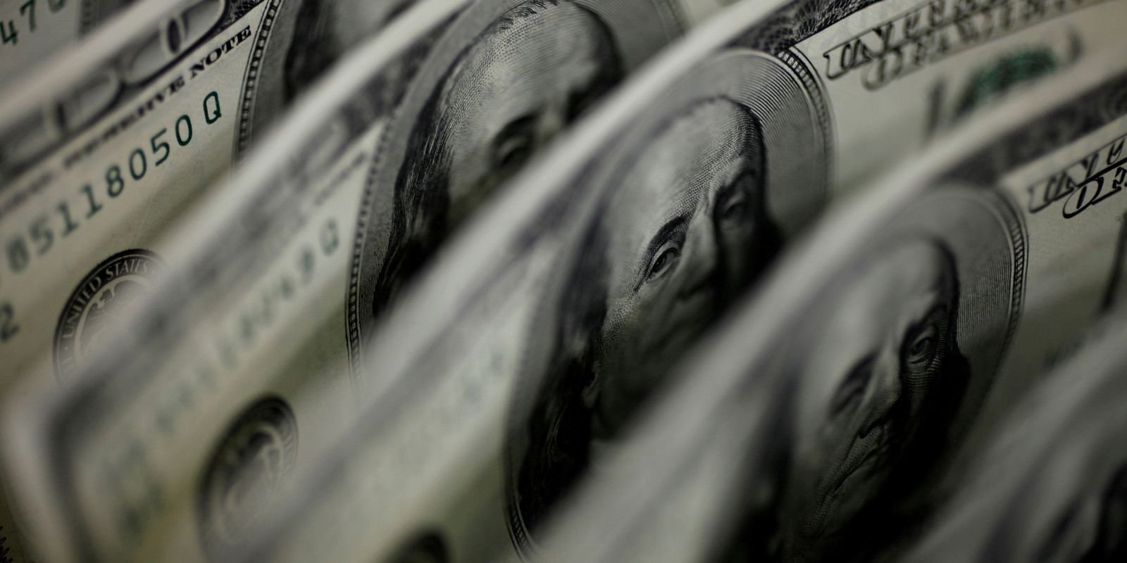 Ibovespa recua 2,68% e dólar fecha em leve baixa a