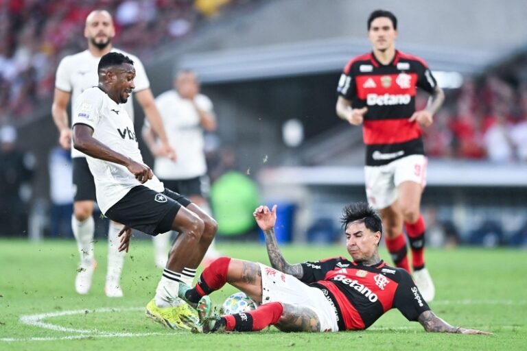 Rio De Janeiro, Brazil. 30th Aug, 2026. RIO DE JANEIRO, BRAZIL - AUGUST 30: Edenilson of Botafogo (L) and Erick Pulgar of Flamengo (R) fight for possession during a Brasileirao 2026 match between Flamengo and Botafogo at Maracana Stadium on August 30, 202