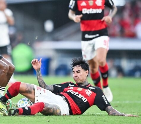 Rio De Janeiro, Brazil. 30th Aug, 2026. RIO DE JANEIRO, BRAZIL - AUGUST 30: Edenilson of Botafogo (L) and Erick Pulgar of Flamengo (R) fight for possession during a Brasileirao 2026 match between Flamengo and Botafogo at Maracana Stadium on August 30, 202