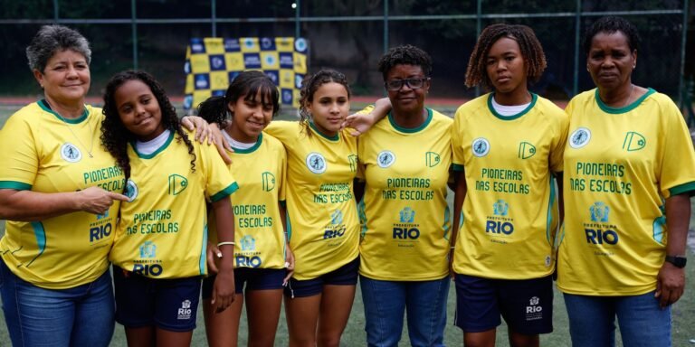 Ex-jogadoras da Seleção Brasileira de Futebol inspiram estudantes em escolas