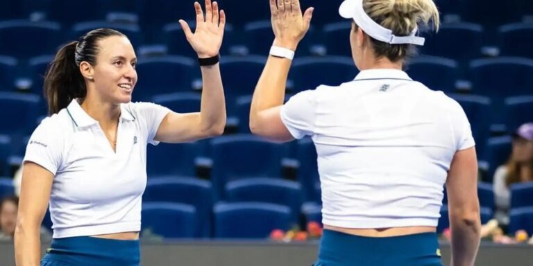 Dupla de Stefani bate campeãs olímpicas e avança à semi