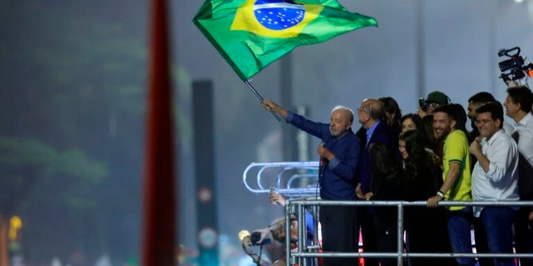 Lula pede que público cante Hino da Independência durante comemoração