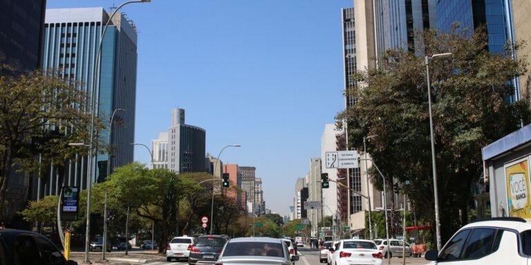 Economistas defendem taxação de ricos para evitar cortes em gastos
